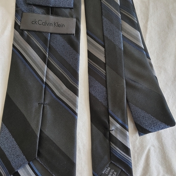 Calvin Klein 100% silk tie - Picture 2 of 2